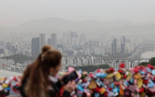전국 대부분 지역에 황사의 영향으로 미세먼지 농도가 ‘나쁨’ 수준을 보인 22일 오전 서울 남산에서 바라본 서울 하늘이 뿌옇게 보이고 있다. 2026.4.22 뉴스1