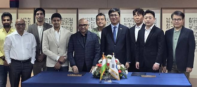 최휘영 문체부 장관이 21일 한국과 인도의 영화산업 주요 인사들과 양국 영화산업 교류 활성화 방안을 논의한 후 기념촬영하고 있다. 사진 제공=문체부