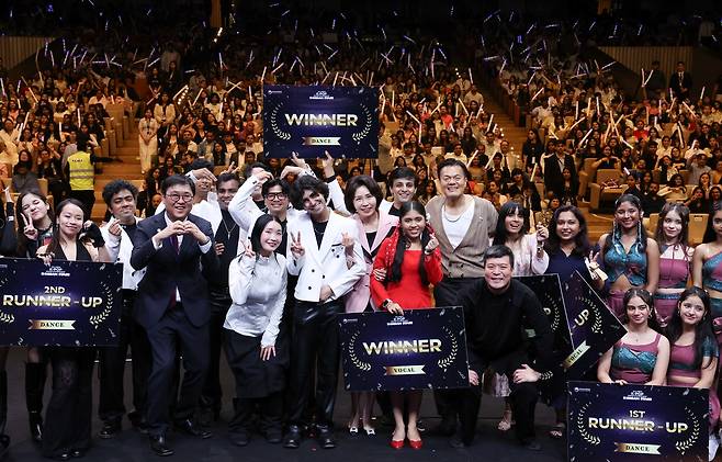 김혜경 여사와 최휘영 장관 등이 20일 인도 뉴델리 야쇼부미 컨벤션센터에서 열린 ‘K드림 스테이지’에서 수상자들과 기념촬영을 하고 있다. 연합뉴스