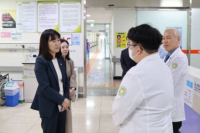 강윤진 국가보훈부 차관이 지난 2월 27일 오후 대구 달서구 대구보훈병원에서 의료진을 격려하고 있다. 사진 제공=국가보훈부