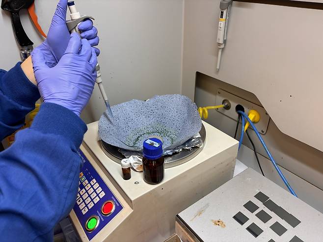 대전광역시 유성구 소재 한국과학기술원(KAIST)에서 연구진이 페로브스카이트 전구체 용액을 빠르게 회전하는 기판 위에 떨어트려 원심력에 의해 얇게 퍼지도록 하는 ‘스핀 코팅’ 공정을 수행하고 있다. 장형임 기자