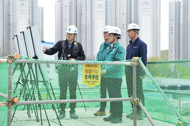 김석필 천안시장 권한대행 부시장은 지난 21일 관내 대형 건설공사 현장을 찾아 안전관리 실태를 직접 점검했다. ⓒ천안시 제공