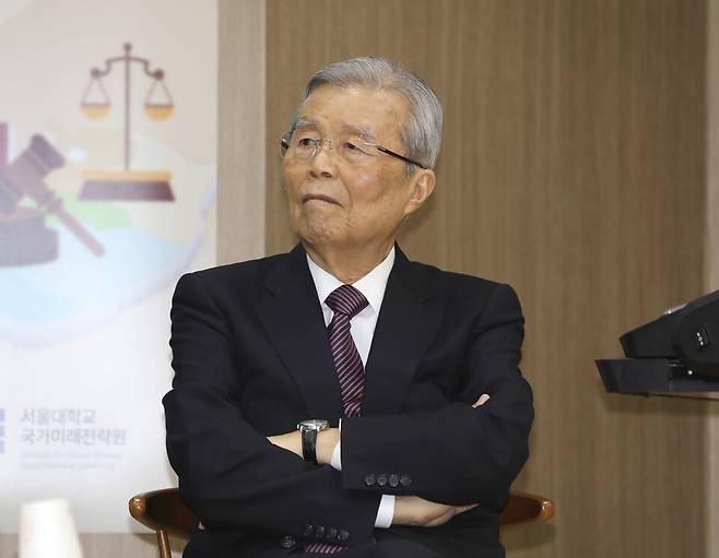 김종인 전 국민의힘 비상대책위원장이 2025년 12월4일 오후 서울 관악구 서울대학교 아시아연구소에서 열린 국가미래전략원 정치개혁 대담회 '국가원로들, 개헌을 말하다' 토론에 참석하고 있다. ⓒ 시사저널 박정훈