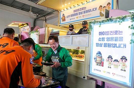 21일 장인섭 하이트진로 대표가 대구 중앙119구조본부에서 열린 '감사의 간식차' 행사에서 소방공무원들에게 간식을 배식하고 있다.&nbsp;ⓒ하이트진로