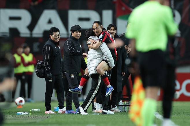 서울 문선민이 21일 부천과 K리그1 홈경기에서 전반 막판 추가골을 넣은 뒤 김기동 감독에게 안겨 기뻐하고 있다. 사진제공｜한국프로축구연맹