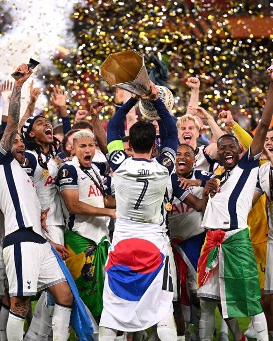 2024-2025시즌 유럽축구연맹(UEFA) 유로파리그 우승팀 토트넘, 우승컵을 들고 있는 손흥민. SNS 캡처