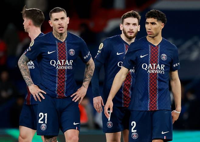 PSG 선수들이 20일 리옹전에서 패한 뒤 아쉬워하고 있다. 로이터연합뉴스
