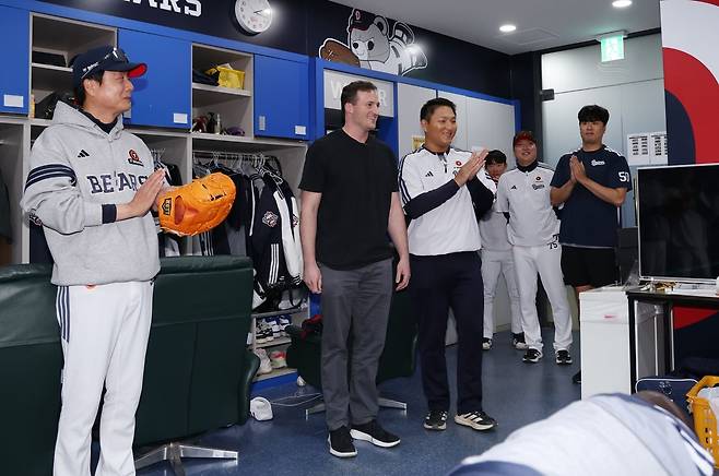 지난 17일 잠실구장 클럽하우스에서 두산 선수들과 상견례를 하는 웨스 벤자민.  두산 베어스 제공