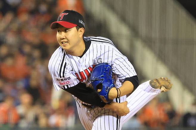 LG 마무리 유영찬이 21일 잠실 한화전 9회 등판해 투구하고 있다. LG 트윈스 제공