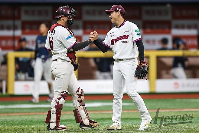 지난 21일 고척 NC전에서 세이브를 올린 후 웃고 있는 키움 가나쿠보 유토(오른쪽). 키움 히어로즈 제공