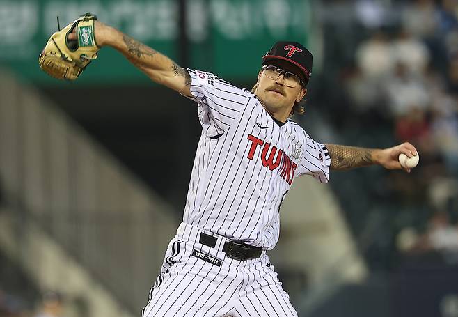 15일 서울 잠실야구장에서 열린 2026 KBO 프로야구 롯데 자이언츠와 LG 트윈스의 경기. 4회초 LG 선발 투수로 나선 웰스가 역투하고 있다. 2026.4.15 연합뉴스