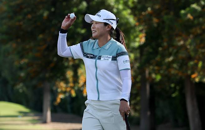 임진희가 지난 20일 미국 캘리포니아주 LA의 엘카바예로CC에서 열린 JM 이글 LA 챔피언십 최종 라운드 도중 16번 홀에서 이글을 한 뒤 공을 들어올리며 관중들에게 인사하고 있다. 게티이미지코리아