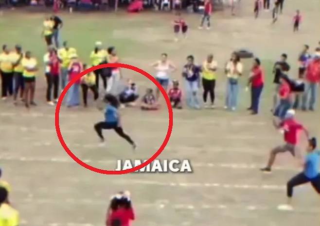 셜리 앤 프레이저 프라이스가 아들의 학교 운동회에 출전해 역주하는 모습. /사진=더선 갈무리