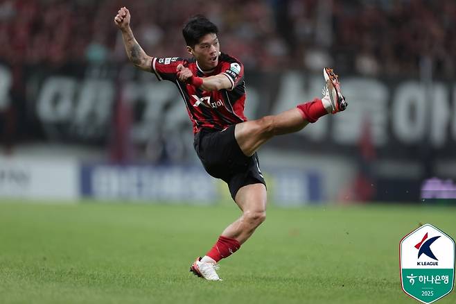 최준이 킥을 시도하고 있다. /사진=한국프로축구연맹 제공