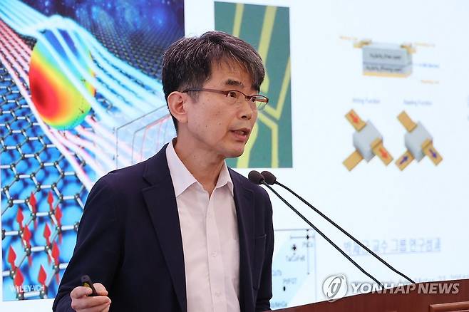 '2차원 자성' 연구 성과 설명하는 박제근 교수 (세종=연합뉴스) 김주성 기자 = 박제근 서울대학교 물리천문학부 교수가 20일 세종시 정부세종청사에서 '2차원 자성 반데르발스(van der Waals)' 분야 연구 성과를 설명하고 있다. 
    이 연구 결과는 물리학 분야에서 세계 최고 권위를 자랑하는 미국물리학회(ARS) 발행 학술지 'RMP(Reviews of Modern physics)'에 게재됐다. 2026.4.22 utzza@yna.co.kr