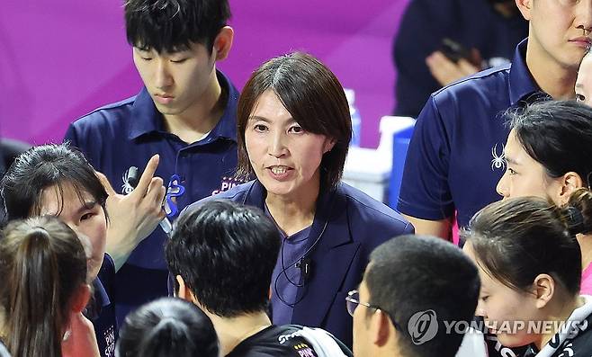 작전 지시하는 요시하라 감독 (인천=연합뉴스) 임순석 기자 = 24일 인천 삼산월드체육관에서 열린 프로배구 V리그 여자부 흥국생명과 IBK기업은행 경기. 흥국생명 요시하라 감독이 선수들에게 작전을 지시하고 있다. 2025.12.24 soonseok02@yna.co.kr