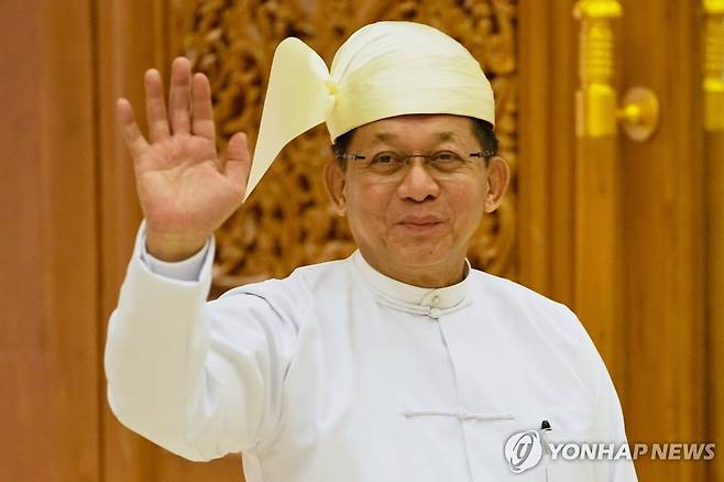 민 아웅 흘라잉 미얀마 대통령 지난 10일(현지시간) 미얀마 수도 네피도 의회에서 대통령 취임 선서를 한 뒤 손을 흔드는 민 아웅 흘라잉 대통령.
[AP 연합뉴스 자료사진. 재판매 및 DB 금지]