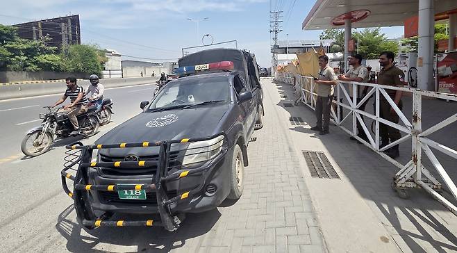 폐쇄된 주유소 지키는 파키스탄 경찰관들 (라왈핀디[파키스탄]=연합뉴스) 손현규 특파원 = 미국과 이란의 2차 종전 회담이 열릴지 불확실한 가운데 지난 21일(현지시간) 오후 파키스탄 펀자브주 라왈핀디에 있는 누르 칸 공군기지 인근 주유소가 폐쇄된 채 경찰관들이 지키고 있다. 2026.4.22