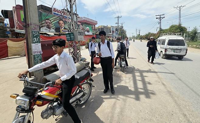 주유소 폐쇄로 기름 떨어져 오토바이 끌고 가는 중학생들 (라왈핀디[파키스탄]=연합뉴스) 손현규 특파원 = 미국과 이란의 2차 종전 회담이 열릴지 불확실한 가운데 지난 21일(현지시간) 오후 파키스탄 펀자브주 라왈핀디에 있는 누르 칸 공군기지 인근 주택가에서 주유소가 폐쇄된 탓에 중학생들이 멈춘 오토바이를 끌고 가고 있다. 2026.4.22