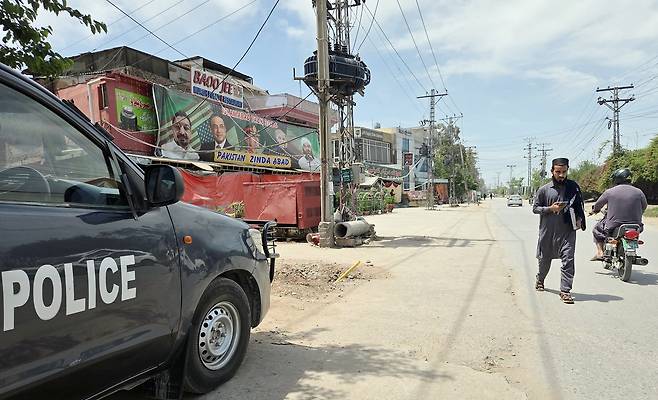 폐쇄된 주택가 지키는 파키스탄 경찰차 (라왈핀디[파키스탄]=연합뉴스) 손현규 특파원 = 미국과 이란의 2차 종전 회담이 열릴지 불확실한 가운데 지난 21일(현지시간) 오후 파키스탄 펀자브주 라왈핀디에 있는 누르 칸 공군기지 인근 주택가가 폐쇄된 채 경찰차가 지키고 있다. 2026.4.22