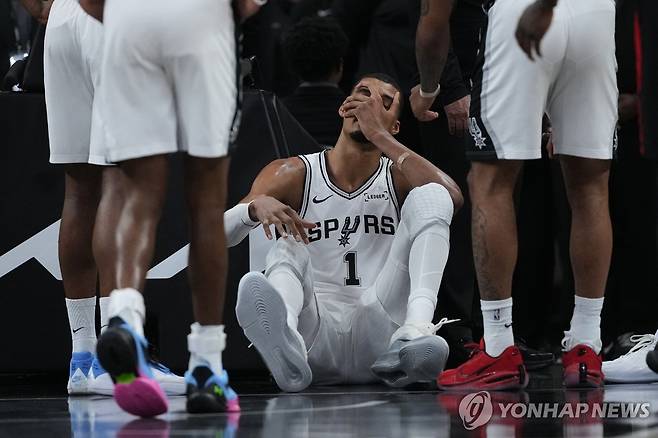 부상당한 웸반야마 [AP=연합뉴스]