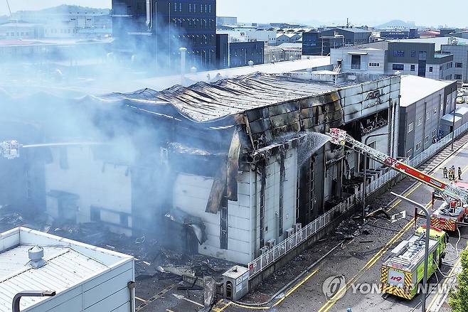 지난 2024년 6월 발생한 아리셀 공장 화재 현장 [연합뉴스 자료사진]