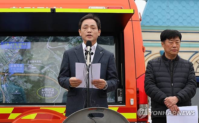 사과문 읽는 대전도시공사 사장 (대전=연합뉴스) 김소연 기자 = 정국영(왼쪽) 대전도시공사 사장이 오월드에서 탈출한 늑대 '늑구'가 포획된 17일 대전 오월드 앞에서 사과문을 읽고 있다. 정 사장은 "혼란을 야기하고 시민께 심려를 끼쳐 죄송하다"고 밝혔다. 2026.4.17 soyun@yna.co.kr