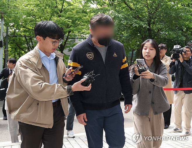 '뇌물공여 혐의' 인플루언서 남편, 영장실질심사 출석 (서울=연합뉴스) 이지은 기자 = 자본시장법 위반과 뇌물공여 혐의를 받는 유명 인플루언서 남편인 재력가 이모씨가 22일 서울 양천구 남부지법에서 열린 구속 전 피의자 심문(영장실질심사)에 출석하고 있다. 2026.4.22 jieunlee@yna.co.kr