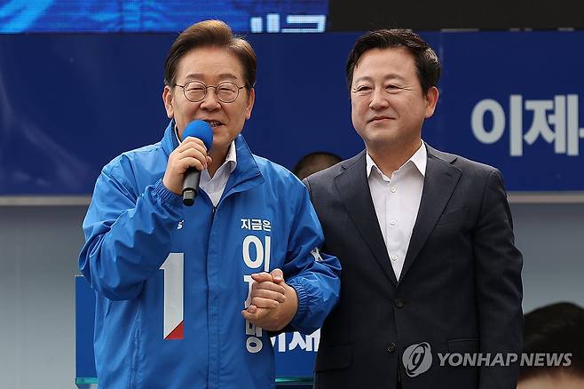 김용남 전 의원과 소개하는 이재명 후보 (광주=연합뉴스) 황광모 기자 = 더불어민주당 이재명 대선후보가 17일 광주광역시 서구 김대중컨벤션센터 광장에서 열린 집중 유세에서 이 후보 지지를 선언한 김용남 전 의원을 소개하고 있다.  2025.5.17 [공동 취재] hkmpooh@yna.co.kr