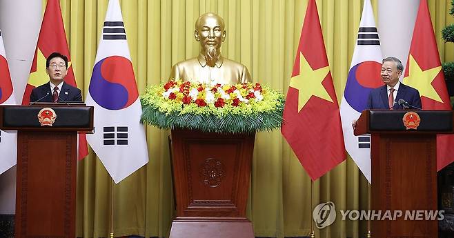 한-베트남 공동언론발표 (하노이=연합뉴스) 김도훈 기자 = 이재명 대통령과 또 럼 베트남 공산당 서기장 겸 국가주석이 22일(현지시간) 하노이 주석궁에서 공동언론발표를 하고 있다. 2026.4.22 superdoo82@yna.co.kr