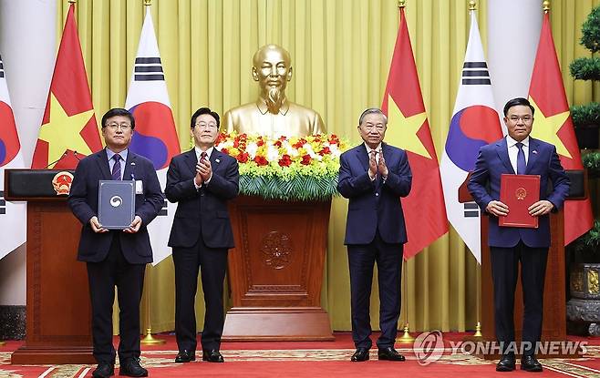 한-베트남, 전력 인프라 협력 (하노이=연합뉴스) 김도훈 기자 = 김성환 기후에너지환경부 장관과 레 마잉 훙 베트남 산업무역부 장관이 22일(현지시간) 하노이 주석궁에서 이재명 대통령과 또 럼 공산당 서기장 겸 국가주석이 임석한 가운데 전력 인프라 협력 양해각서(MOU) 교환 후기념촬영을 하고 있다. 2026.4.22 superdoo82@yna.co.kr