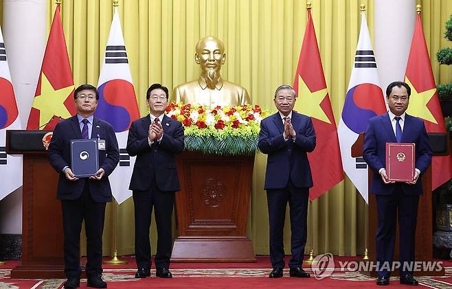 한-베트남, 물 안보 협력 (하노이=연합뉴스) 김도훈 기자 = 김성환 기후에너지환경부 장관과 찡 비엣 훙 베트남 농업환경부 장관이 22일(현지시간) 하노이 주석궁에서 이재명 대통령과 또 럼 공산당 서기장 겸 국가주석이 임석한 가운데 물 안보 협력 양해각서(MOU) 교환 후기념촬영을 하고 있다. 2026.4.22 superdoo82@yna.co.kr