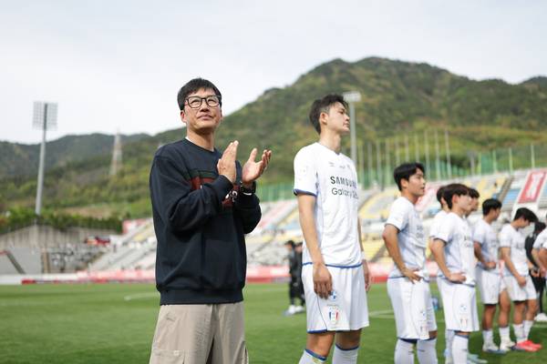 K리그2 수원삼성 이정효 감독이 지난 18일 창원축구센터에서 열린 경남FC와의 경기에서 승리한 뒤 팬들에게 인사하고 있다./한국프로축구연맹 제공