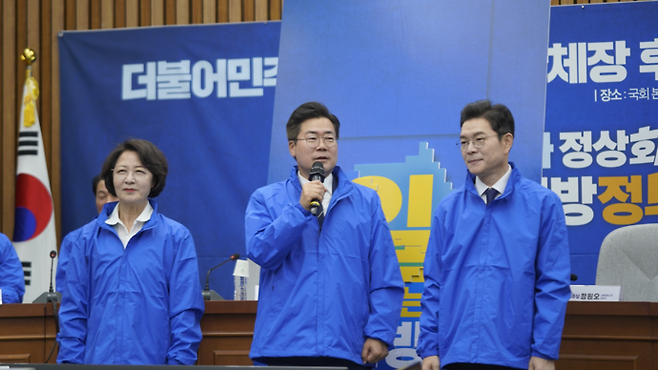 더불어민주당 박찬대 인천시장 후보(가운데)가 23일 오전 서울 여의도 국회 본청에서 열린 '더불어민주당 16개 광역단체장 후보자 연석회의'에 참석해 발언하고 있다. 사진=박찬대 의원실