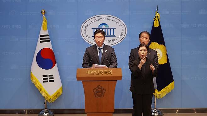 더불어민주당 김용만 국회의원이 국회 소통관에서 독립유공자 모욕 방지법에 대해 설명하고 있다.<김용만 의원사무실 제공>