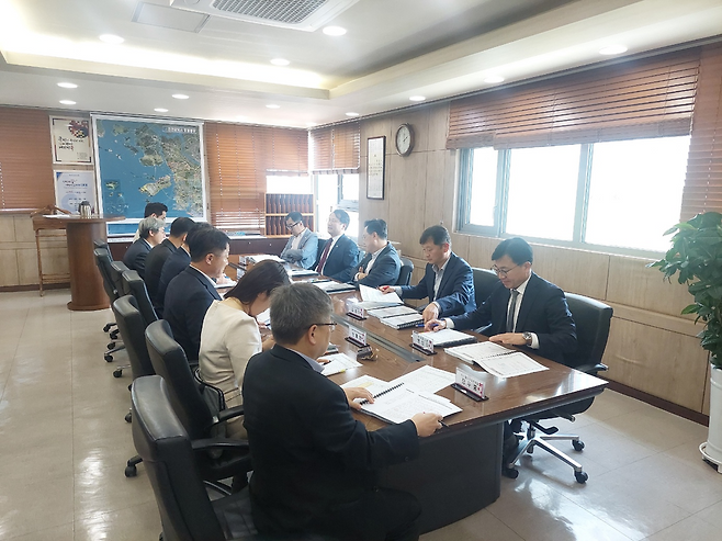 인천광역시(시장 유정복)는 4월 23일 하병필 행정부시장과 신재경 글로벌도시정무부시장 공동 주재로 2027년도 국비 확보를 위한 제3차 보고회'를 개최하고, 국비 확보 추진 상황을 공유하는 정부 예산 확보를 위한 향후 대응 전략을 논의해 핵심 주요 사업을 선정했다고 밝혔다. <인천시 제공>