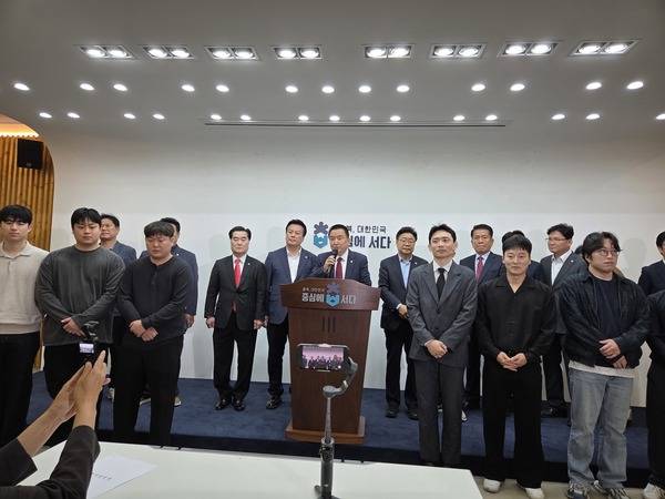 ▲ 김영환 충북지사가 23일 충북도청 브리핑룸에서 6·3 전국동시지방선거 충북지사 출마 기자회견을 하고 있다. 사진=김영재 기자