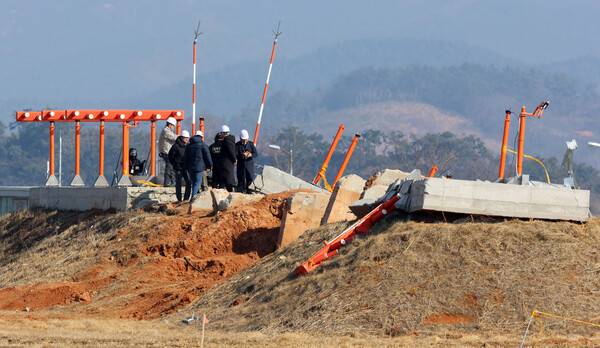 무안공항 로컬라이저 둔덕 현장조사. 연합뉴스