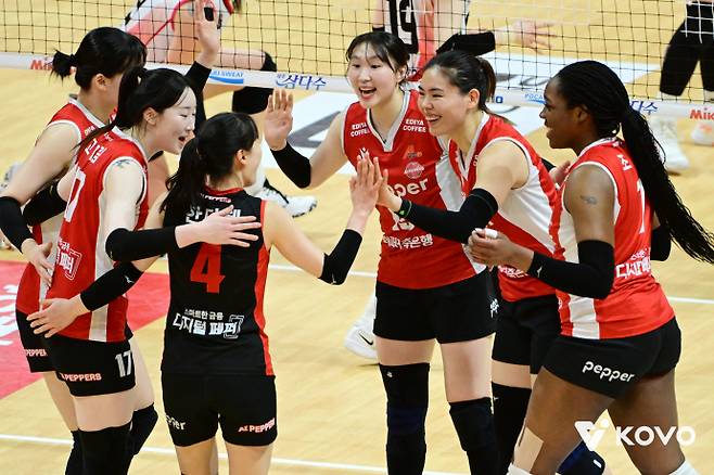 지난 3월 15일 '2025-2026 V리그 여자부' 정규리그 마지막 경기에 나선 AI페퍼스 선수단. /KOVO 제공