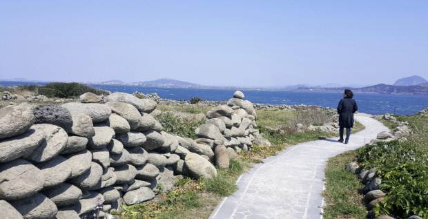 바람을 온 몸으로 만나는 가파도 돌담길.    <제주일보 DB>