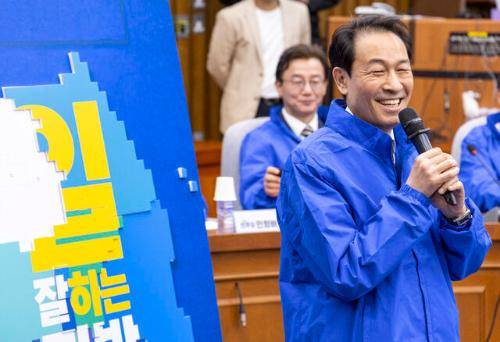 승리 다짐하는 민주당 우상호 강원도지사 후보 (서울=연합뉴스) 황광모 기자 = 더불어민주당 우상호 강원도지사 후보가 23일 국회에서 열린 민주당 16개 광역단체장 후보 연석회의에서 6ㆍ3 지방선거 승리를 다짐하며 파이팅을 외치고 있다. 2026.4.23 hkmpooh@yna.co.kr (끝) <저작권자(c) 연합뉴스, 무단 전재-재배포, AI 학습 및 활용 금지>