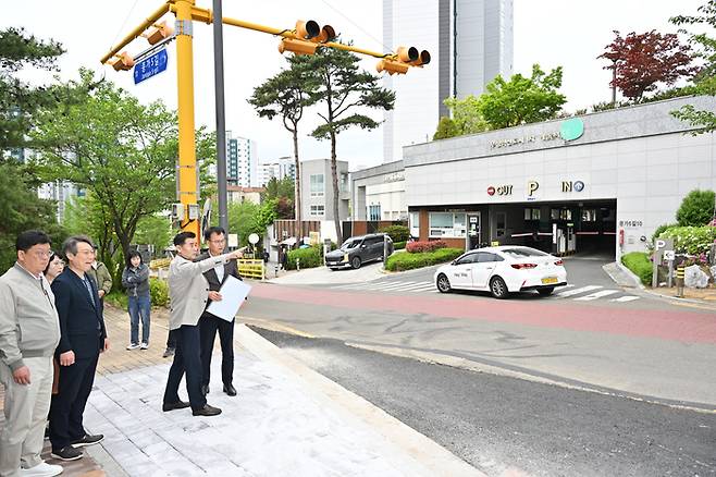 울산 중구가 23일 중구 유곡동 울산초교 교차로 일원에서 '종가5길 우회전 차로 신설 공사' 현장점검을 실시했다. 중구 제공