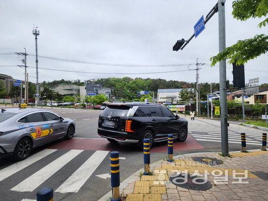 ▲ 전방 신호가 적색이거나 횡단보도에 보행자가 있는 경우에는 반드시 일시정지해야 하지만, 상당수 차량이 이를 지키지 않고 그대로 우회전하고 있다.