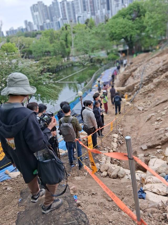 삼국 통일을 향해 달려가던 신라가 서북진과 가야공략의 요충지로 대구에 달성을 축조한 발굴현장을 시민들이 직접 보고 있다. 최미화 기자