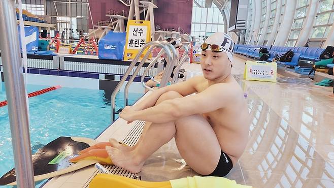 입수하기 진 취재진과 대화를 나누는 권남호 선수.