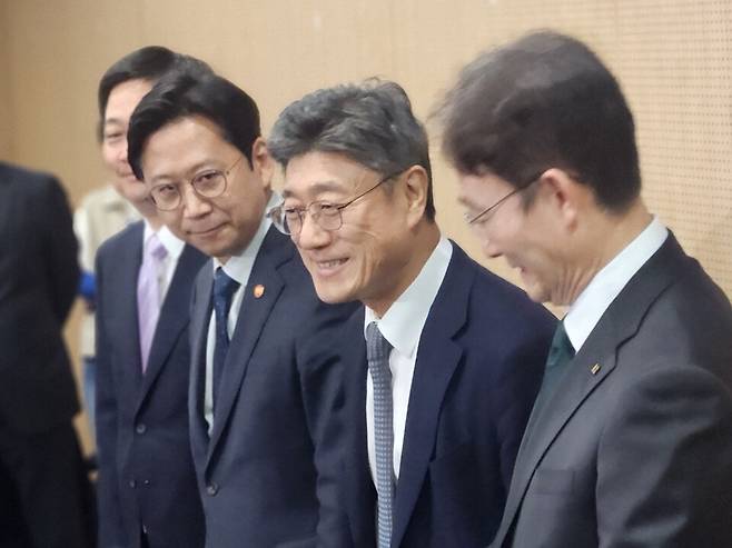 정재헌 SK텔레콤 대표(오른쪽 두번째)가 9일 한국과학기술회관에서 열린 통신의 국민 신뢰·민생·미래를 위한 통신3사 공동선언식에서 참석자들과 인사를 나누고 있다. / 사진=김도영 기자