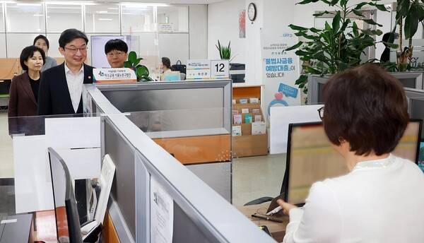 이억원 금융위원장이 지난 3월 23일 오전 서울 노원구 노원 서민금융통합지원센터에서 개최한 제3차 포용적 금융 대전환 회의에서 정부·유관기관 뿐만 아니라 관련 협회 및 금융권 임원진과 포용금융 민간전문가 등과 청년 등 금융취약계층을 위한 실효적 지원 방안에 대해 논의했다. [출처=금융위원회]