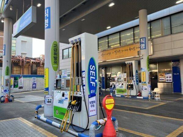 정부가 국제유가 하락세에도 불구하고 석유 최고가격을 또다시 동결했다. [출처=EBN]