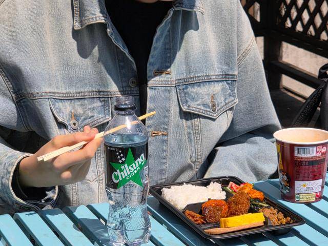 지난 17일 대학생 김준우씨가 편의점 도시락으로 점심을 해결하고 있다.[사진=김민재 기자]&nbsp;