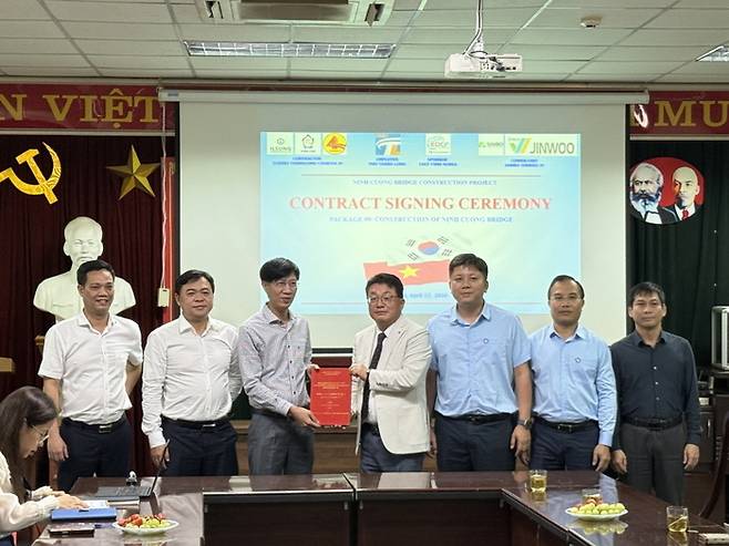 (베트남 PMU탕롱 사장 Dinh Cong Minh (좌)/ 이상현 일성건설 동남아본부장(우))